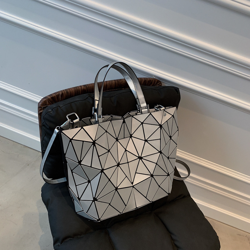 Jednobojna ženska torbica s quiltiranim geometrijskim uzorkom, preko ramena ili crossbody, sklopiva torba stila košare, minimalistička i moderna