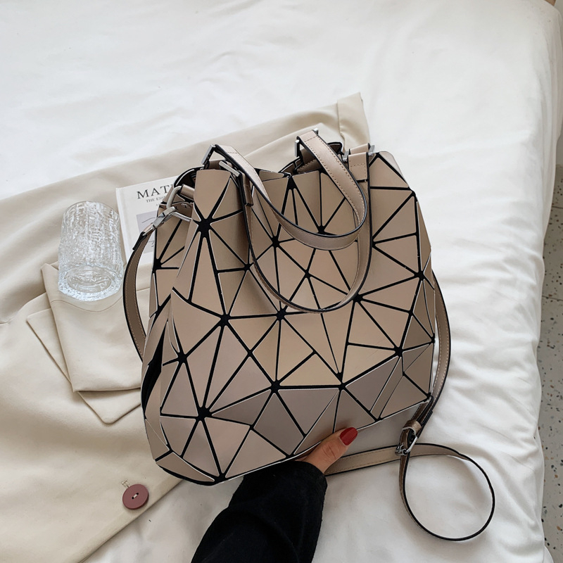 Jednobojna ženska torbica s quiltiranim geometrijskim uzorkom, preko ramena ili crossbody, sklopiva torba stila košare, minimalistička i moderna