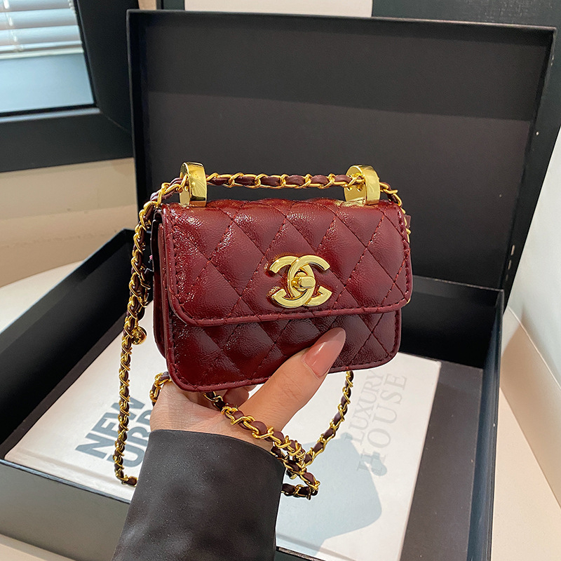 Ženska mini crossbody torba s reljefnom teksturom, kvadratnog oblika, lančani remen, svakodnevna upotreba
