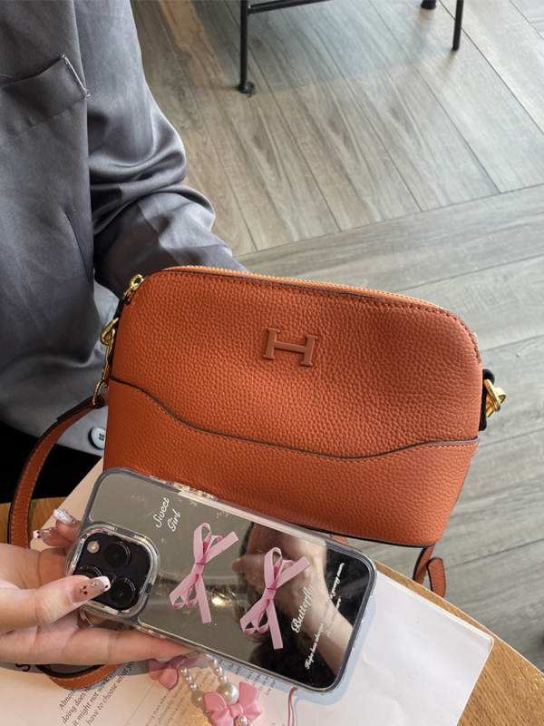 Ženska mala kožna crossbody torbica, 2026 modni trend, praktična torbica za telefon, za rameno