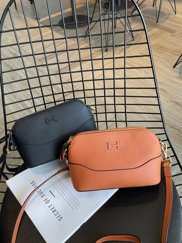 Ženska mala kožna crossbody torbica, 2026 modni trend, praktična torbica za telefon, za rameno