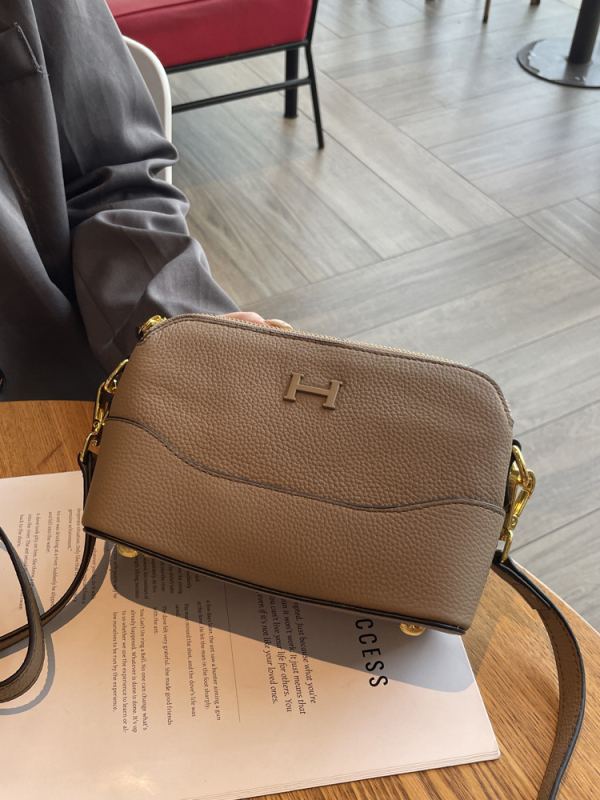 Ženska mala kožna crossbody torbica, 2026 modni trend, praktična torbica za telefon, za rameno