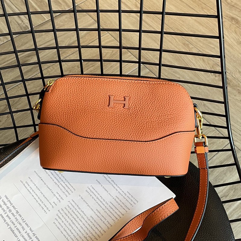 Ženska mala kožna crossbody torbica, 2026 modni trend, praktična torbica za telefon, za rameno