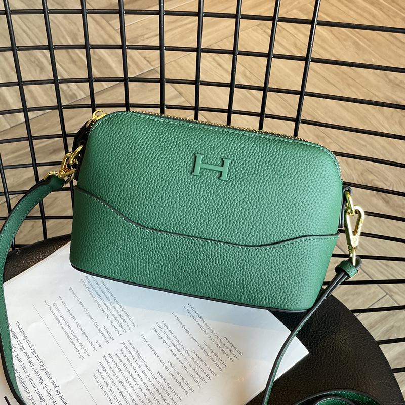 Ženska mala kožna crossbody torbica, 2026 modni trend, praktična torbica za telefon, za rameno