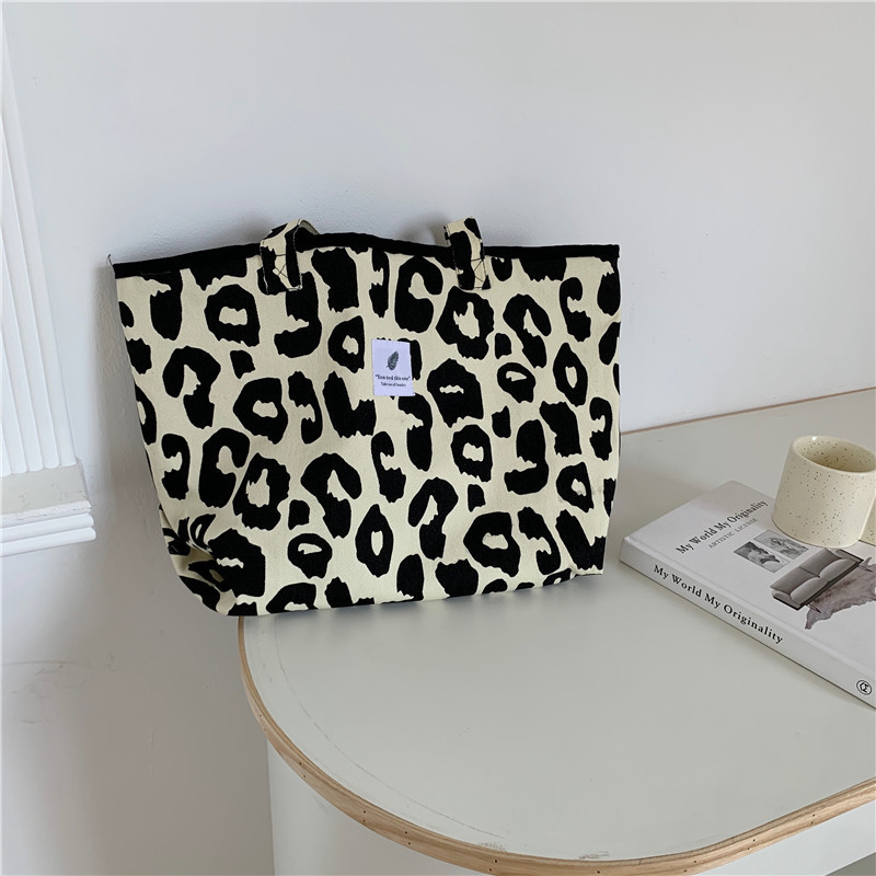 Torba tote od platna s leopard uzorkom, veliki kapacitet, dvije naramenice, magnetsko zatvaranje, unutarnji džepovi za telefon i identifikacijsku karticu