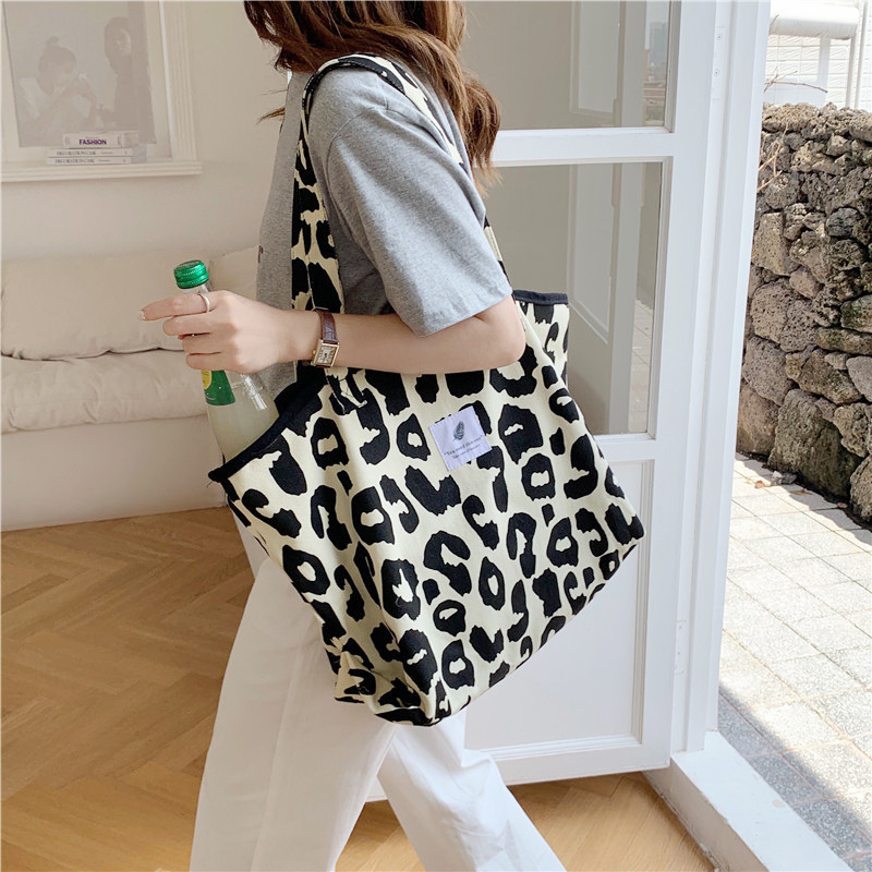 Torba tote od platna s leopard uzorkom, veliki kapacitet, dvije naramenice, magnetsko zatvaranje, unutarnji džepovi za telefon i identifikacijsku karticu
