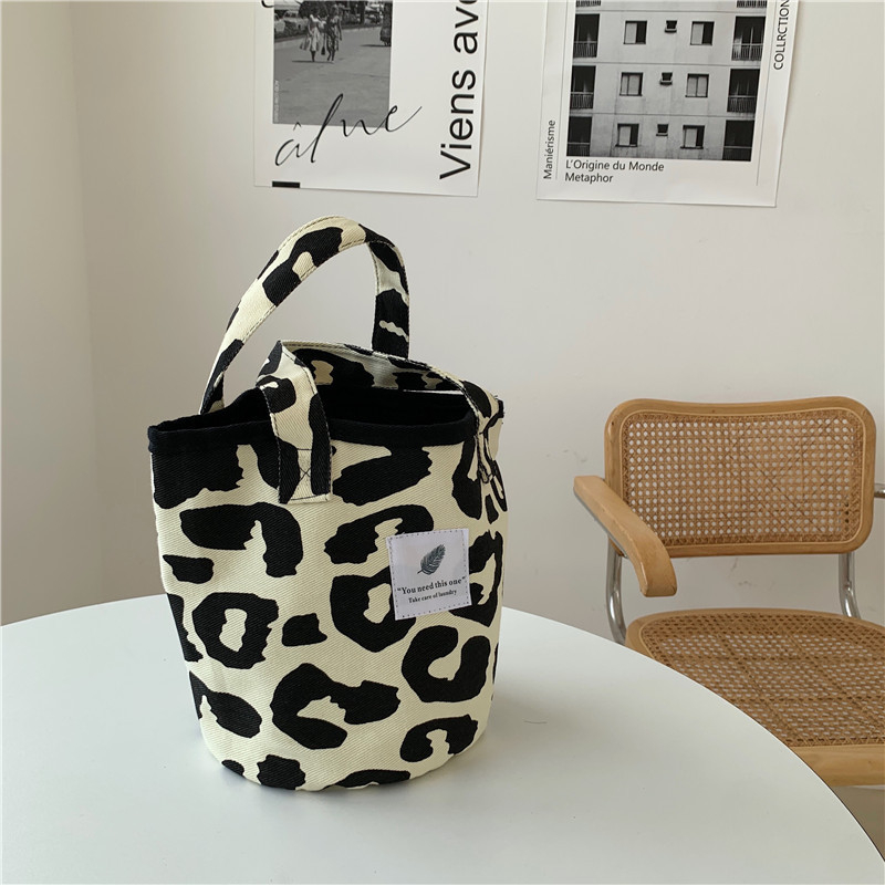 Torba tote od platna s leopard uzorkom, veliki kapacitet, dvije naramenice, magnetsko zatvaranje, unutarnji džepovi za telefon i identifikacijsku karticu