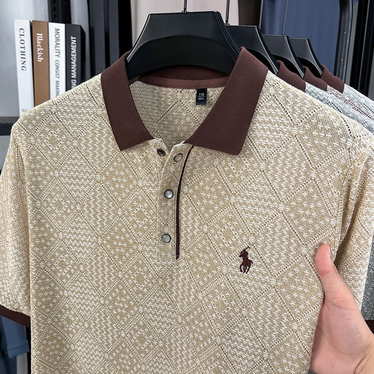 Visokokvalitetno muško polo majica s uskim krojem, jednobojna, kratkih rukava, poslovno-ležerni stil, s polo ovratnikom i logom ponija.
