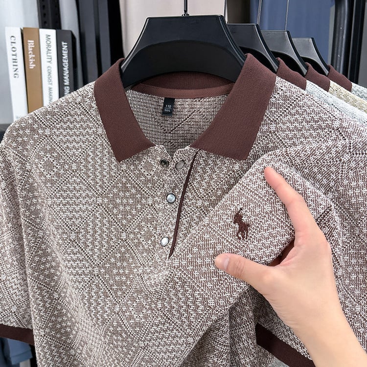 Visokokvalitetno muško polo majica s uskim krojem, jednobojna, kratkih rukava, poslovno-ležerni stil, s polo ovratnikom i logom ponija.