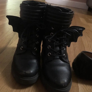 Elegantan, jednostavan šivani privjesak s krilima šišmiša za vezice cipela – dodatak za Halloween vampirski dekor