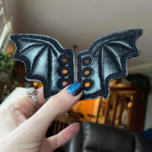 Elegantan, jednostavan šivani privjesak s krilima šišmiša za vezice cipela – dodatak za Halloween vampirski dekor