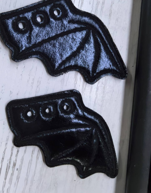 Elegantan, jednostavan šivani privjesak s krilima šišmiša za vezice cipela – dodatak za Halloween vampirski dekor