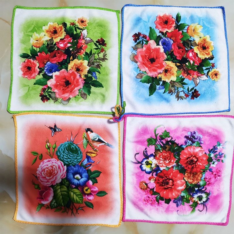 Ispisana kvadratna dječja maramica s čipkastim rubom, cvjetni uzorak, 25×25 cm