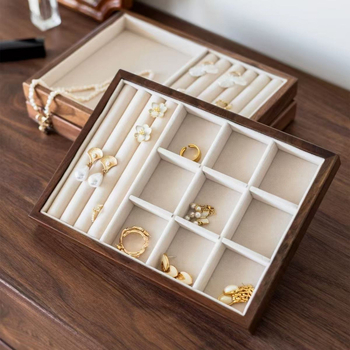 Šesťposchodový zásobník na šperky z orechového dreva s velúr výstelkou, pre prstene a náhrdelníky