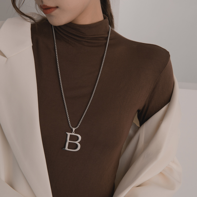 Ogrlica od titanskog čelika sa slovom M, unisex, duga podesiva lančana ogrlica, geometrijski stil