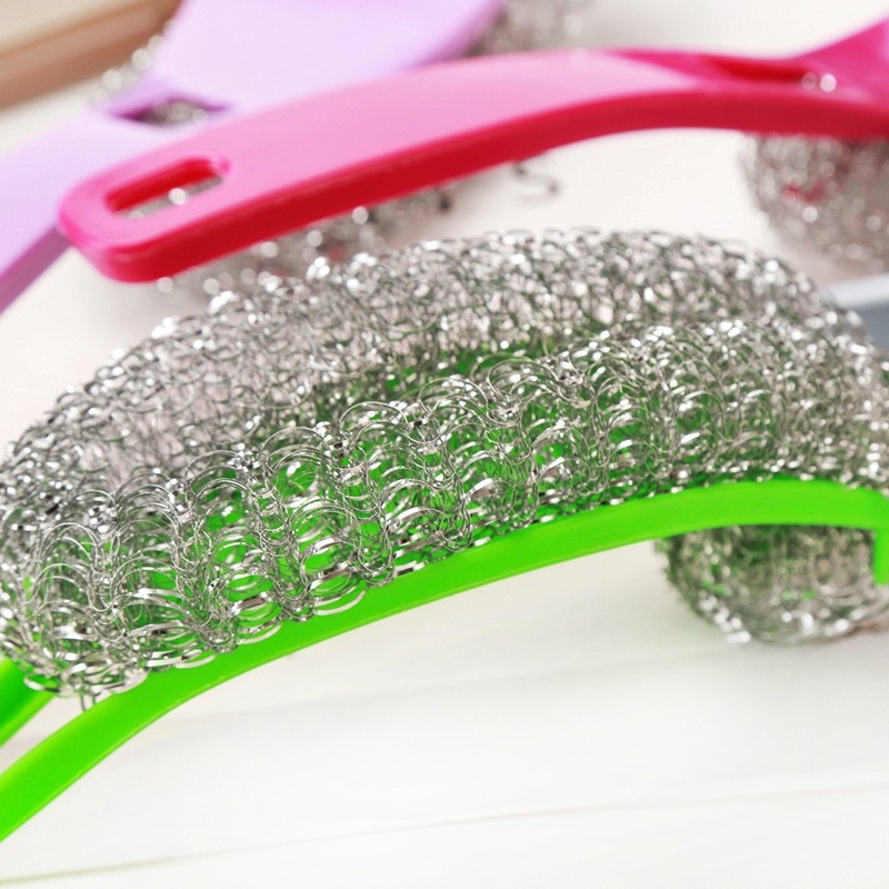Plastična četka za posuđe s zakrivljenom drškom i kuglom od čelične žice