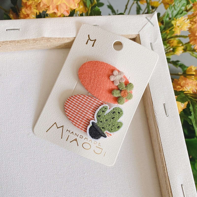 Koreai stílusú gyerek hajkiegészítők: ovális hímzett folttal ellátott hajcsat, aranyos virágos rajzfilm mintával, szett oldalsó klipszek