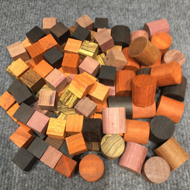 Mahagon kocke za DIY - drveni puzzle blokovi s industrijskim punk robotom