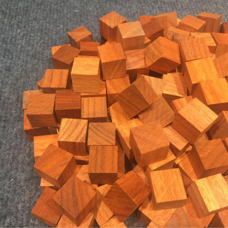 Mahagon kocke za DIY - drveni puzzle blokovi s industrijskim punk robotom