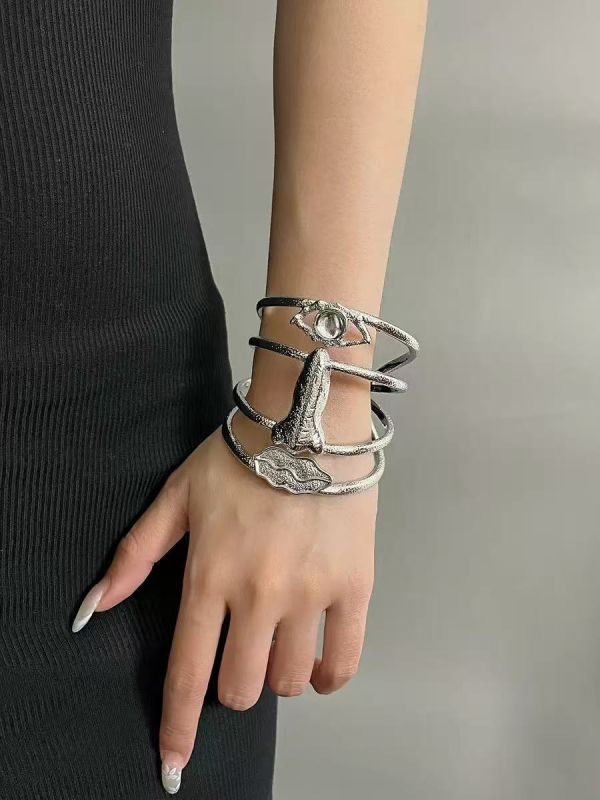 Ženska višeslojna metalna narukvica s 3D motivom lica