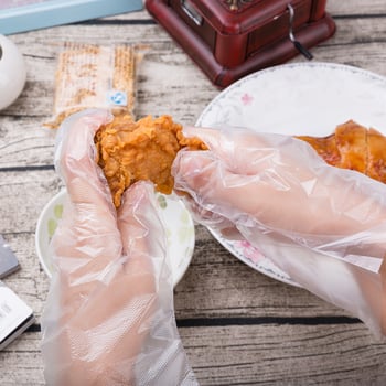 Rukavice za jednokratnu upotrebu, prehrambene kvalitete, proziran vodootporan film, pojačane debljine, za catering, njegu kože i kućanske poslove, zaštita okoliša