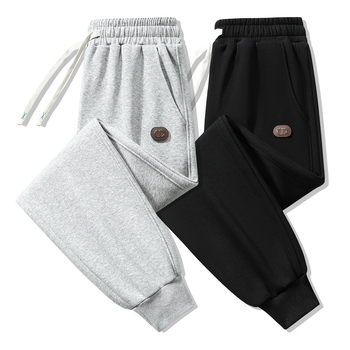Fleece-béléses őszi-téli férfi sportnadrág, lazán szabott, elasztikus derékkal és kötővel, hosszú, modern jogger