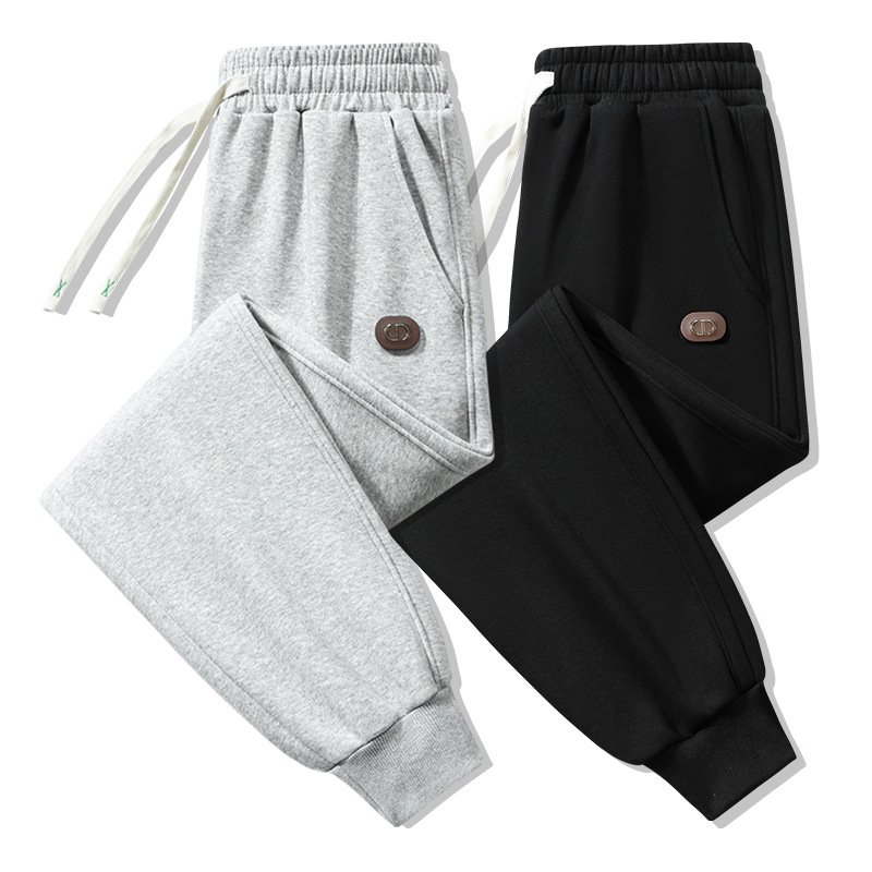 Fleece-béléses őszi-téli férfi sportnadrág, lazán szabott, elasztikus derékkal és kötővel, hosszú, modern jogger