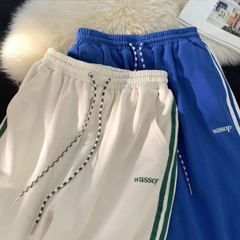 Férfiaknak készült amerikai retro stílusú oldalsó csíkos sportnadrág, oversize laza fazon, húzózsinóros derék és bokán záródó mandzsetta