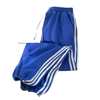 Férfiaknak készült amerikai retro stílusú oldalsó csíkos sportnadrág, oversize laza fazon, húzózsinóros derék és bokán záródó mandzsetta