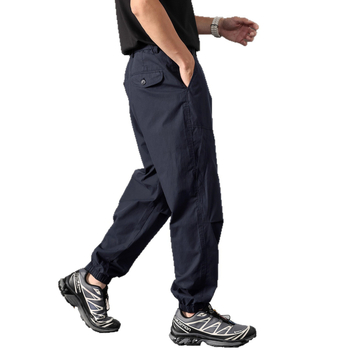 Férfiaknak tervezett amerikai ihletésű munkás nadrág, egyenes szabású, őszre, sportos kültéri streetwear.
