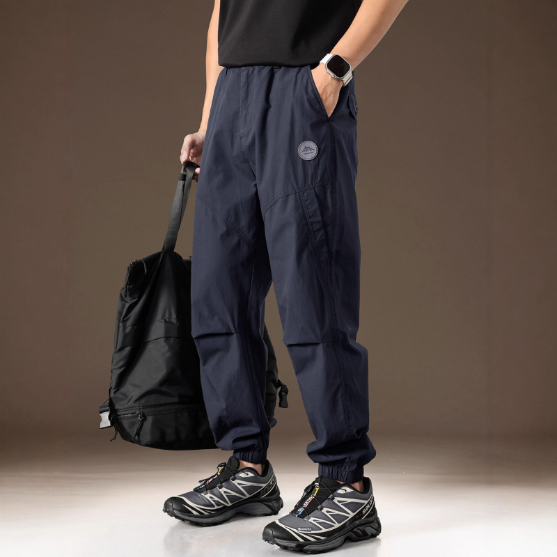 Férfiaknak tervezett amerikai ihletésű munkás nadrág, egyenes szabású, őszre, sportos kültéri streetwear.