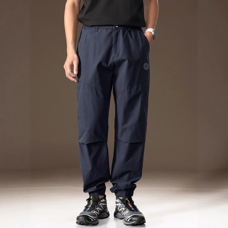 Férfiaknak tervezett amerikai ihletésű munkás nadrág, egyenes szabású, őszre, sportos kültéri streetwear.