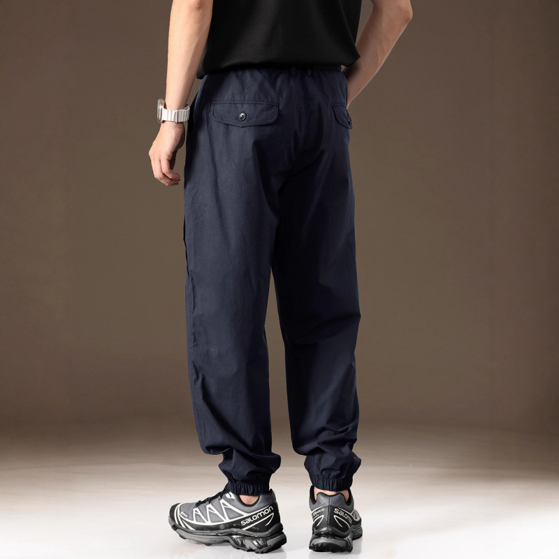 Férfiaknak tervezett amerikai ihletésű munkás nadrág, egyenes szabású, őszre, sportos kültéri streetwear.