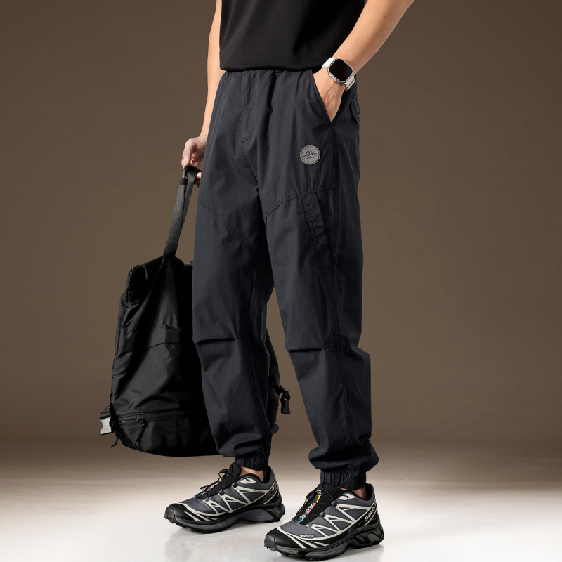 Férfiaknak tervezett amerikai ihletésű munkás nadrág, egyenes szabású, őszre, sportos kültéri streetwear.