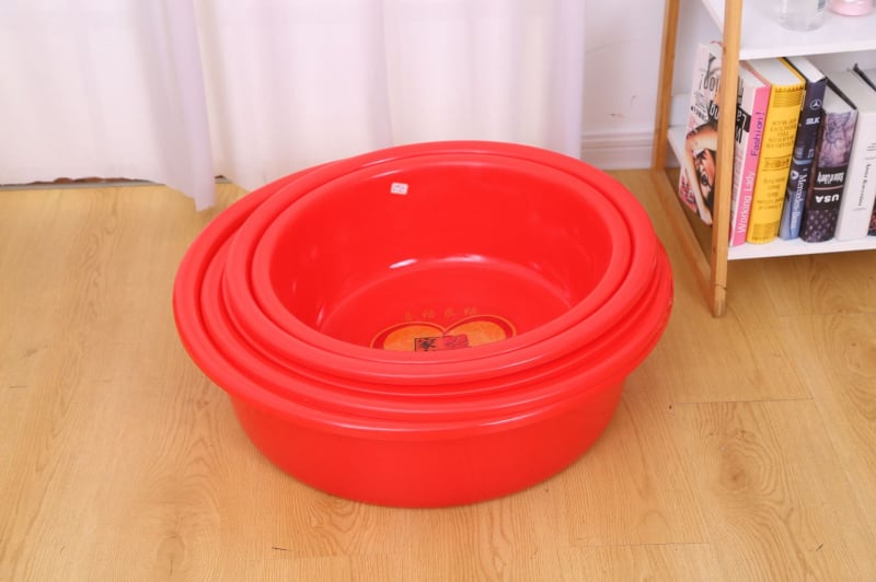 Plastična crvena posuda za kućnu upotrebu, duboka i debela, za pranje i kupanje djeteta