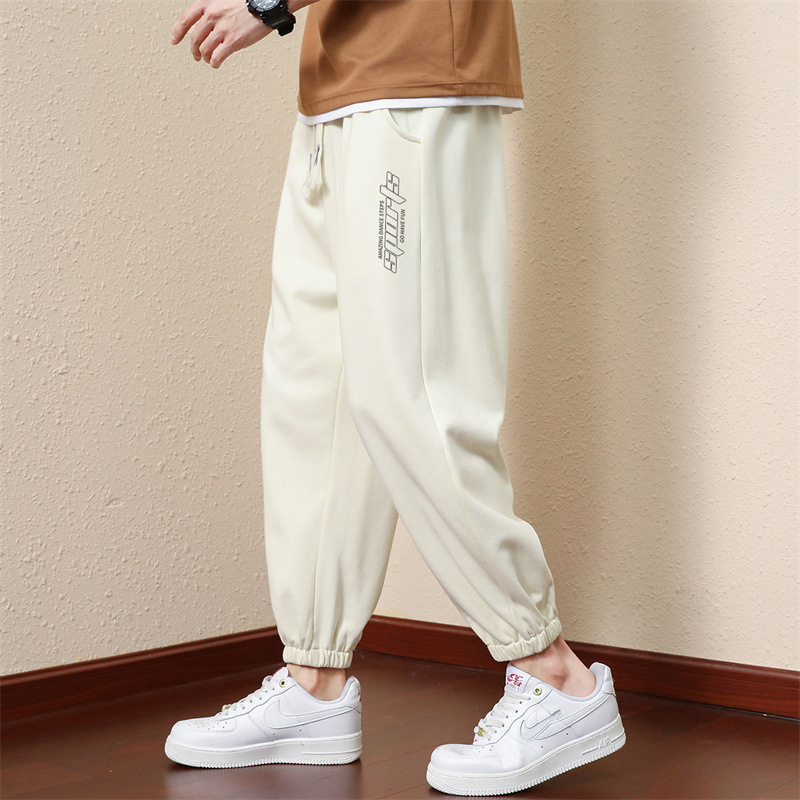 Muške cropped casual hlače, ravni kroj, lagane i prozračne, upijaju vlagu, bez glađenja, ljeto 2024