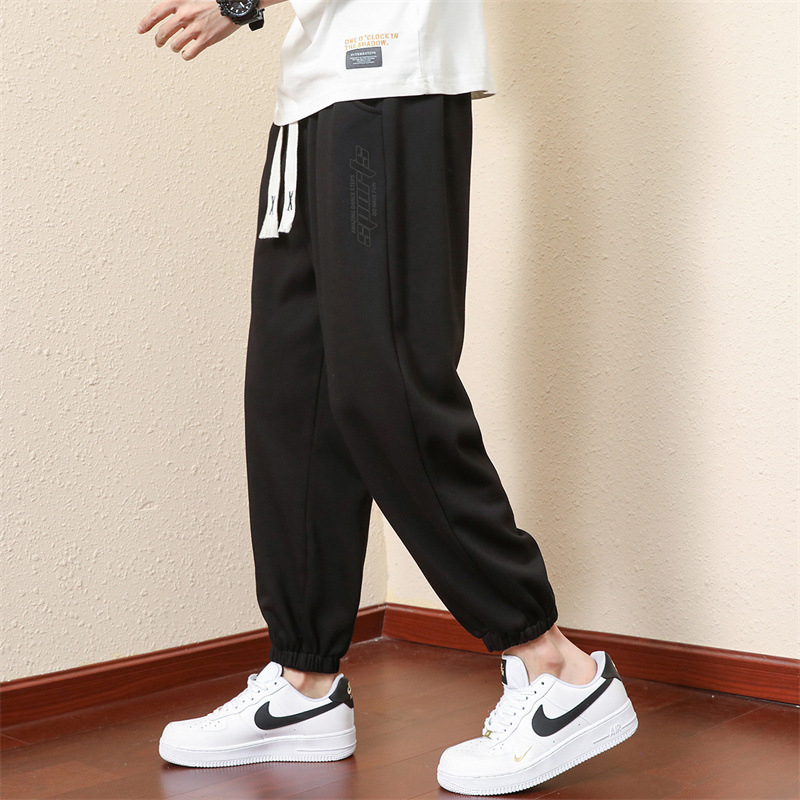 Muške cropped casual hlače, ravni kroj, lagane i prozračne, upijaju vlagu, bez glađenja, ljeto 2024
