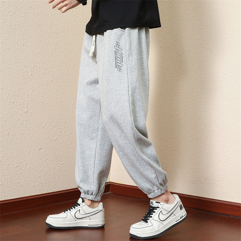 Muške cropped casual hlače, ravni kroj, lagane i prozračne, upijaju vlagu, bez glađenja, ljeto 2024
