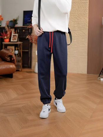 Muške pletene trenirke s remenom, ravni kroj, džepovi, opušten sportski stil, jesen 2025