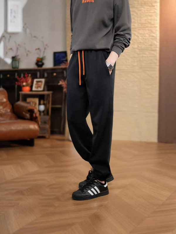 Muške pletene trenirke s remenom, ravni kroj, džepovi, opušten sportski stil, jesen 2025