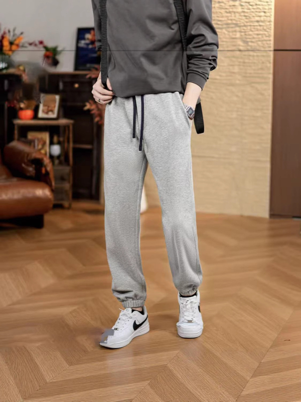 Muške pletene trenirke s remenom, ravni kroj, džepovi, opušten sportski stil, jesen 2025