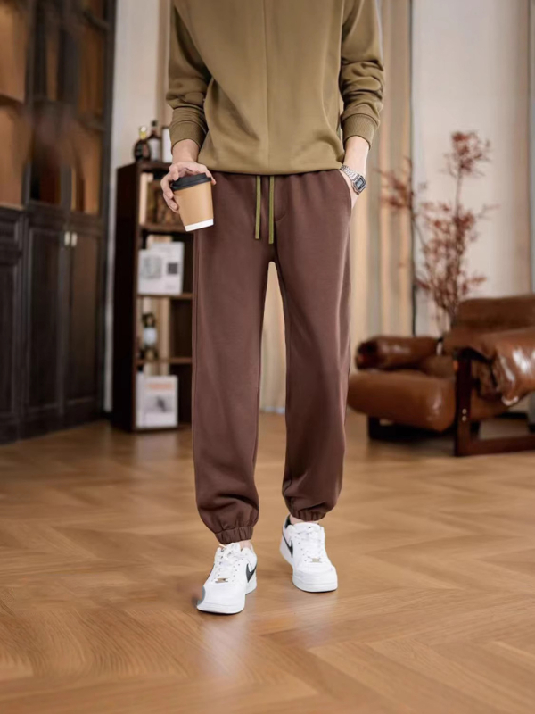 Muške pletene trenirke s remenom, ravni kroj, džepovi, opušten sportski stil, jesen 2025