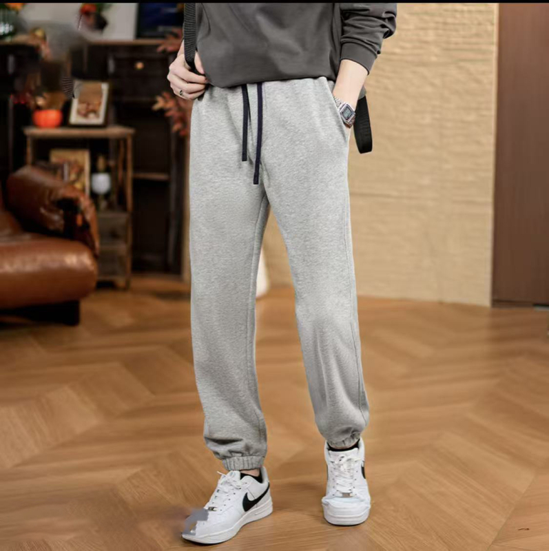 Muške pletene trenirke s remenom, ravni kroj, džepovi, opušten sportski stil, jesen 2025