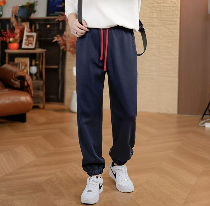 Muške pletene trenirke s remenom, ravni kroj, džepovi, opušten sportski stil, jesen 2025