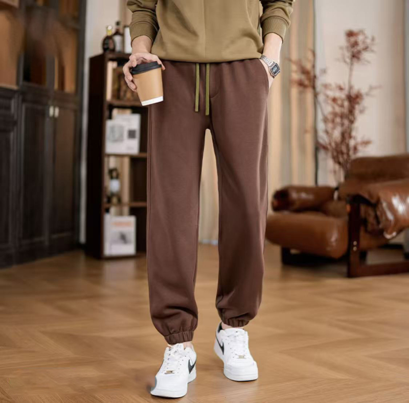 Muške pletene trenirke s remenom, ravni kroj, džepovi, opušten sportski stil, jesen 2025