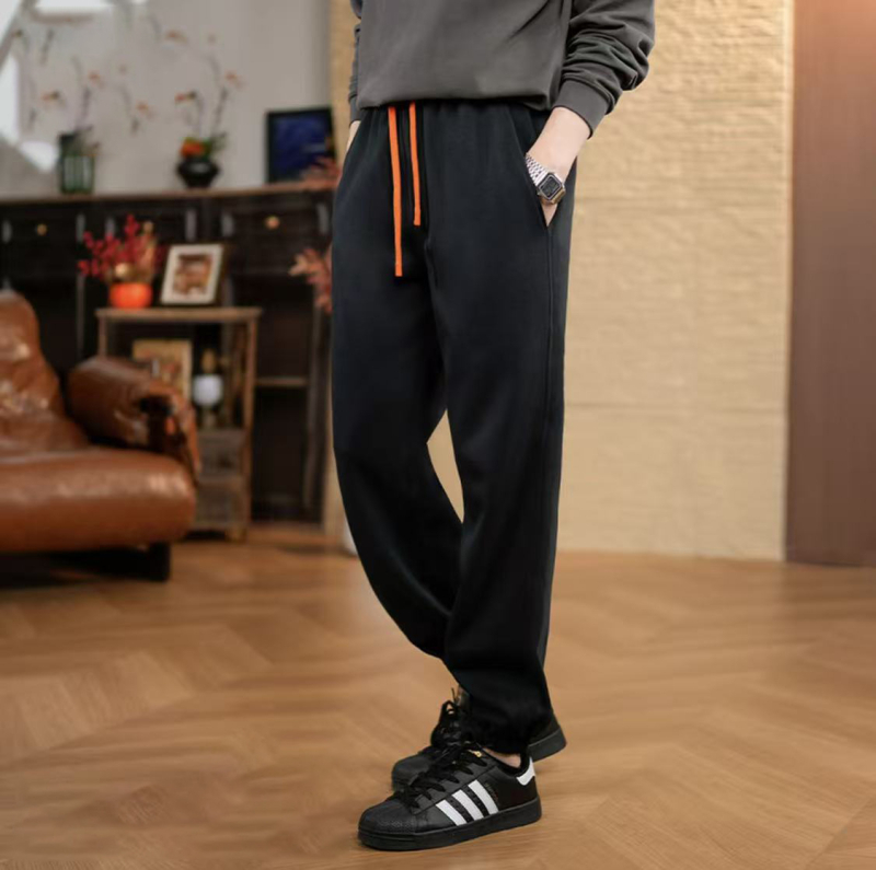 Muške pletene trenirke s remenom, ravni kroj, džepovi, opušten sportski stil, jesen 2025