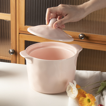 Porcelanski lonac za mast s poklopcem i žlicom, krem boje, dvije ručke, otporno na visoke temperature