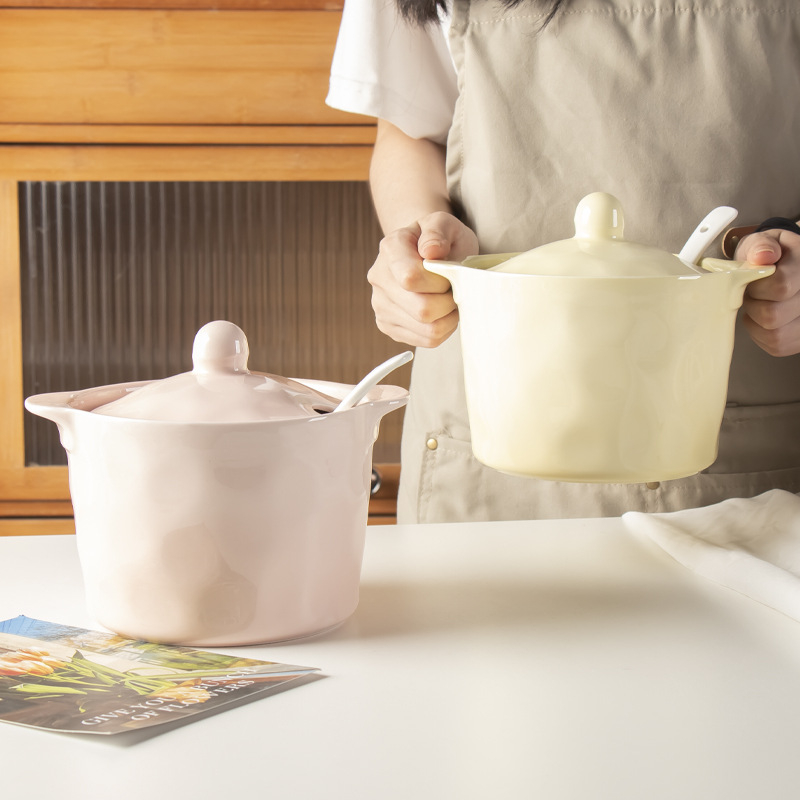 Porcelanski lonac za mast s poklopcem i žlicom, krem boje, dvije ručke, otporno na visoke temperature