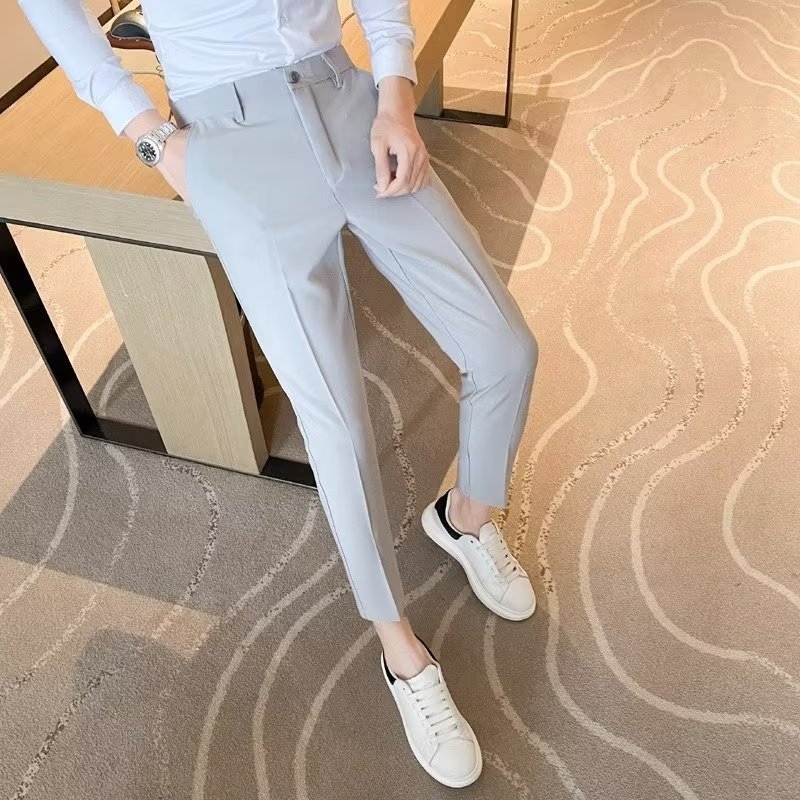 Muške cropped hlače, uski kroj, prugaste, elegantan izgled za proljeće-ljeto