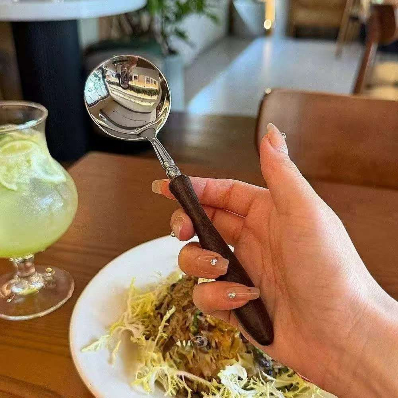 Lingură de supă din oțel inoxidabil, cu mâner din lemn în formă de aripă de pui – design luxos pentru uz casnic, lingură rotundă pentru felul principal
